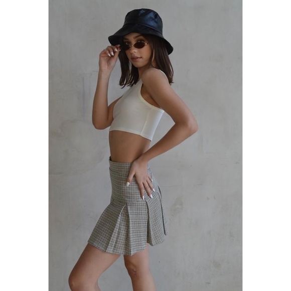 Britt Ribbed Crop Top in White - Picture 4 of 4